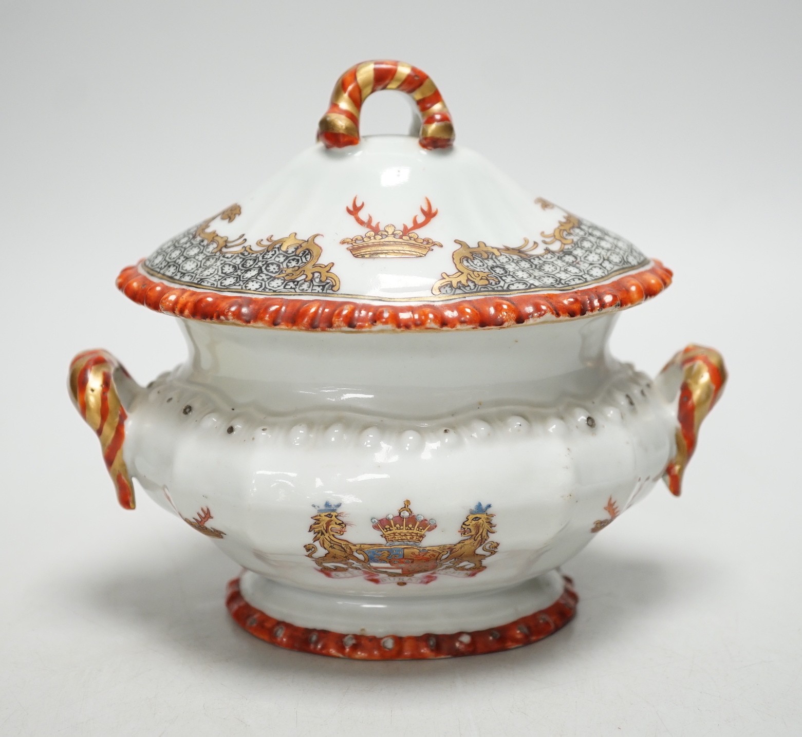 An 18th century Chinese Export armorial small tureen cover, William Nassau de Zuylestein, Earl of Rochford crest, 17cm handle to handle
